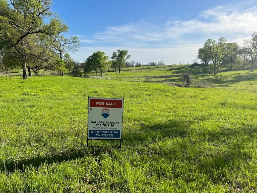Top Mistakes Buyers Make When Purchasing Land in Texas (And How to Avoid Them) 1 sign on a plot of land helping buyers with purchasing land in texas